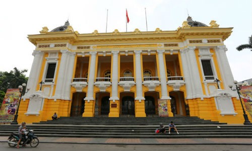 Nha hat lon Ha Noi lai duoc “thi nghiem” mau son moi